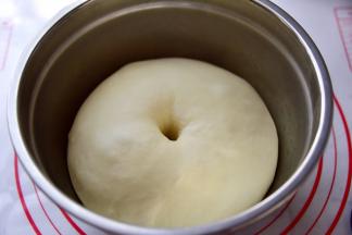 室温发酵，发到2.5到3倍大，手指蘸面粉戳一个孔，不会回缩即可