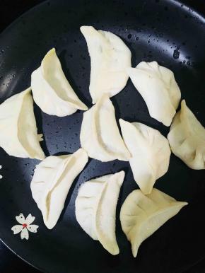 取12个饺子放入盘子里备用，我是冬至那天包好放在冰箱里的，直接煎制，无需解冻。
