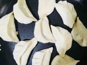 取12个饺子放入盘子里备用，我是冬至那天包好放在冰箱里的，直接煎制，无需解冻。