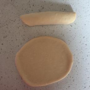 取个面团，擀扁然后卷起来，继续醒15分钟