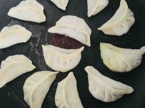 把饺子排放在锅里，开中小火慢慢煎制