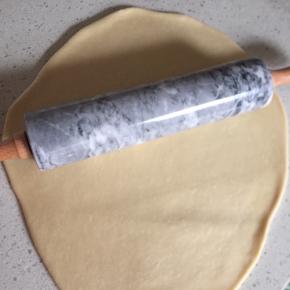 取出面团，用擀面杖排气。