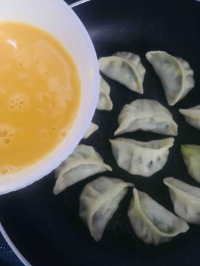 待锅中水分收干时，延锅边慢慢倒入蛋液