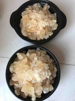 将冰糖铺在柠檬片上面，看这个老冰糖，是黄色冰糖，不是平时那种普通白色冰糖啊