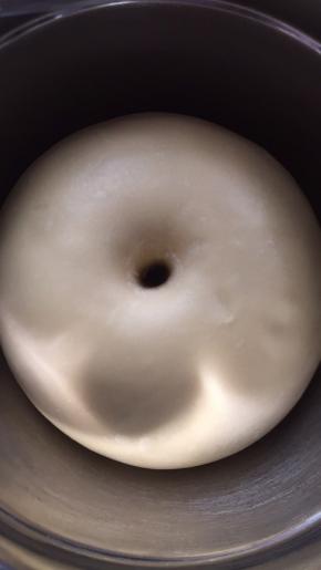 发酵至明显变大，手指粘面粉戳洞不回缩状态