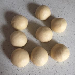 然后分成八份，滚圆，盖保鲜膜醒15分钟