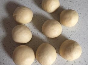 然后分成八份，滚圆，盖保鲜膜醒15分钟