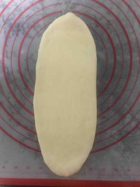 擀成牛舌状，卷起