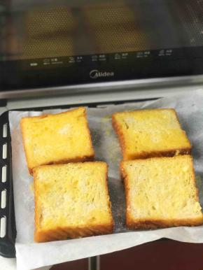 烤箱150度预热五分钟，将涂抹好黄油的吐司片撒上细砂糖，放在垫有油纸的烤盘里，放入预热好的烤箱烤10分钟，酥酥脆脆，特别好吃