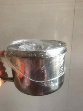 那一砂锅浪费了，我又立马找到不锈钢碗熬制了600克，因为前面熬制的觉得有点甜了，这次600克柠檬我就加了500克老冰糖，不锈钢碗这样包起来有点多，还有些没加进去的，我先炖了一小时，里面冰糖化了，柠檬出水了，我又把剩下的加入了，个人觉得柠檬和老冰糖的比例可以1:1，不然太甜了，也有可能我买的这个老冰糖偏甜吧，你们喜欢甜的冰糖任意加，不喜欢太甜的就1:1吧