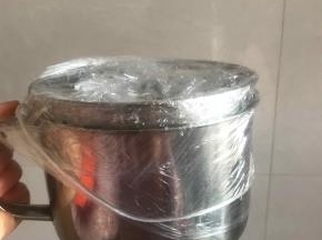那一砂锅浪费了，我又立马找到不锈钢碗熬制了600克，因为前面熬制的觉得有点甜了，这次600克柠檬我就加了500克老冰糖，不锈钢碗这样包起来有点多，还有些没加进去的，我先炖了一小时，里面冰糖化了，柠檬出水了，我又把剩下的加入了，个人觉得柠檬和老冰糖的比例可以1:1，不然太甜了，也有可能我买的这个老冰糖偏甜吧，你们喜欢甜的冰糖任意加，不喜欢太甜的就1:1吧