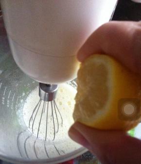 打入泡沫时挤几滴柠檬汁