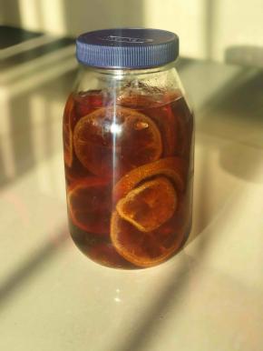 还有如果真的犯了跟我一样的错误，记住，小砂锅不要取出来，直接将砂锅上保鲜膜打开，盖子取下来，然后用勺子将柠檬膏慢慢舀出来，我也是事后才很认真的考虑过这个问题，因为当时砂锅虽然裂了，但是没有完全炸开，当我提出来的那一刻才炸开，好不容易熬得快要好了，肠子都毁青了