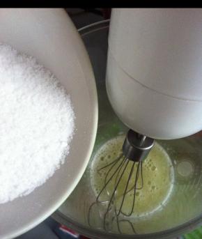 蛋白加入糖粉打发