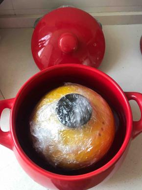 另外一个大砂锅装入适量水，小砂锅放到大砂锅里面，这个是放煤气灶炖的，大火烧开，小火慢炖5小时就可以了，这里有个很关键的问题，因为我的大砂锅是干烧不裂砂锅，却忽略了小砂锅不是干烧不裂，在熬制了4小时左右，大砂锅里面的水不多了，我就随手舀了碗自来水倒入砂锅里，立马听见砰一声，小砂锅裂了，呜呜，好心疼我的那一锅柠檬膏，还有那么好的老冰糖，让我哭会儿，你们一定一定要注意，加水一定要加开水瓶的开水，不能加冷水啊