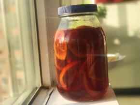 放下夕阳下的阳台，颜色泛红，特别美，然而拍不出那种美