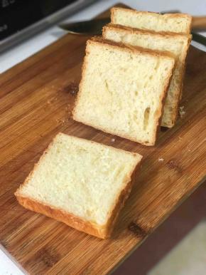 港式吐司三分之二个，将吐司切成厚度约为3厘米的吐司片