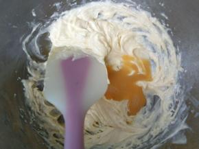 分两次加入全蛋液，用电动打蛋器搅打均匀