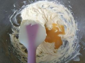 分两次加入全蛋液，用电动打蛋器搅打均匀