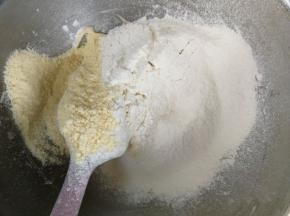 过筛加入低筋面粉和奶粉，用刮刀拌匀
