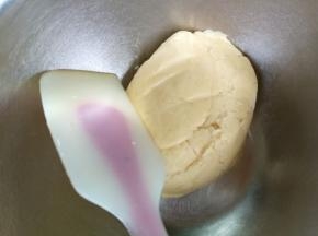 拌匀后的面团状态如图，然后放入冰箱冷藏一个小时松弛