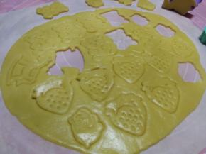 用饼干模具在面片上压出图案