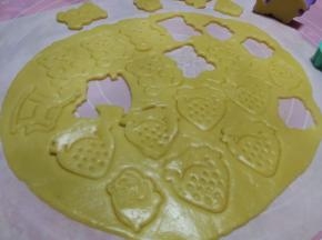 用饼干模具在面片上压出图案