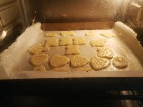 印制饼干坯时就可以200度预热烤箱，印好的饼干坯连同油纸一起移至烤盘上，放入烤箱中层烘烤，上下火180度15分钟左右