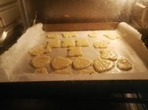 印制饼干坯时就可以200度预热烤箱，印好的饼干坯连同油纸一起移至烤盘上，放入烤箱中层烘烤，上下火180度15分钟左右