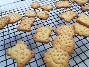 出炉咯！放在晾凉架上晾凉