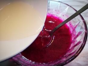 将融化的丁吉利片倒入火龙果汁