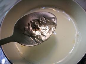 丁吉利片放入牛奶隔水加热至融化