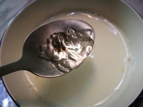 丁吉利片放入牛奶隔水加热至融化