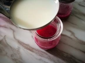 取出布丁瓶 倒入牛奶液 放入冰箱冷藏两小时