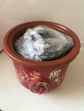 电砂锅加入适量水，不要太多，免得溢锅，不过电砂锅一般都不会溢锅，将包好保鲜膜的砂锅放入电砂锅里面，底下我没有垫东西，这个砂锅的耳朵刚好悬挂在电砂锅上面，底下悬空的，盖上盖子大火炖7小时，小火多3小时即可，一点都不费事，特别省心