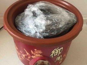 电砂锅加入适量水，不要太多，免得溢锅，不过电砂锅一般都不会溢锅，将包好保鲜膜的砂锅放入电砂锅里面，底下我没有垫东西，这个砂锅的耳朵刚好悬挂在电砂锅上面，底下悬空的，盖上盖子大火炖7小时，小火多3小时即可，一点都不费事，特别省心