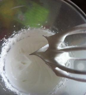 高速打至硬性发泡，提起是小直角就好咯