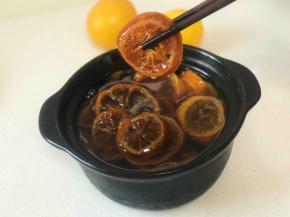 熬好的柠檬膏直接用砂锅放在燃气灶上再熬制一会，让柠檬膏更浓稠，也可以放不粘锅或者炒锅里啊，小火熬