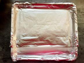 在烤盘里铺上锡箔纸。