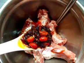 一勺老干妈油辣椒。