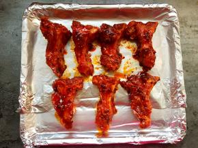 摆上排骨。放入烤箱220度烤30分钟。