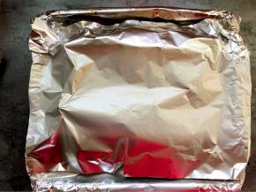 在烤盘上盖一张锡纸，再次放入烤箱200度烤30分钟左右即可。