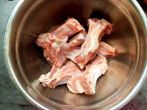 将排骨洗净用凉水泡一会儿泡出血水，然后加入适量盐拌匀腌制20分钟。
