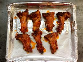 拿出换一张锡纸，摆上排骨。