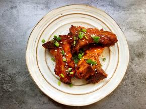 烤好的排骨撒上白芝麻、适量孜然粉和葱花就可以开动咯！