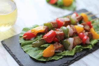 最后把生菜片放在岩石板上，再放烤串