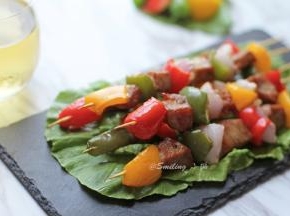 最后把生菜片放在岩石板上，再放烤串