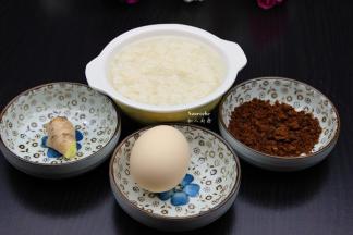 准备食材：甜米酒、土鸡蛋、生姜、红糖；