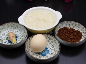 准备食材：甜米酒、土鸡蛋、生姜、红糖；