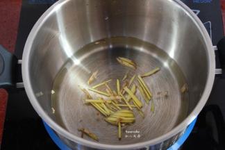 生姜洗净切丝，放入清水煮沸改为小火熬出姜味；